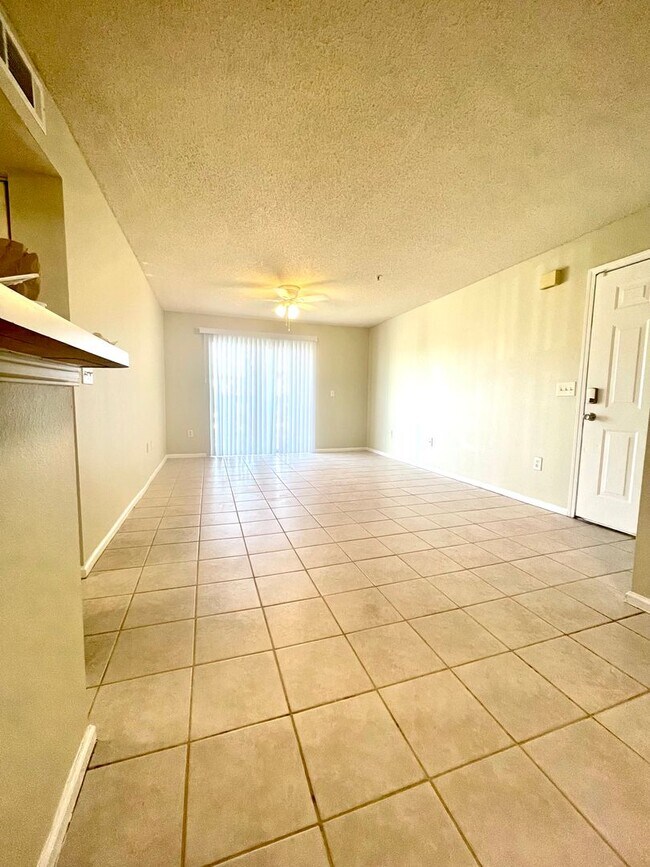 Building Photo - Cozy 2B/2B Condo near Beach in the Heart of Destin!