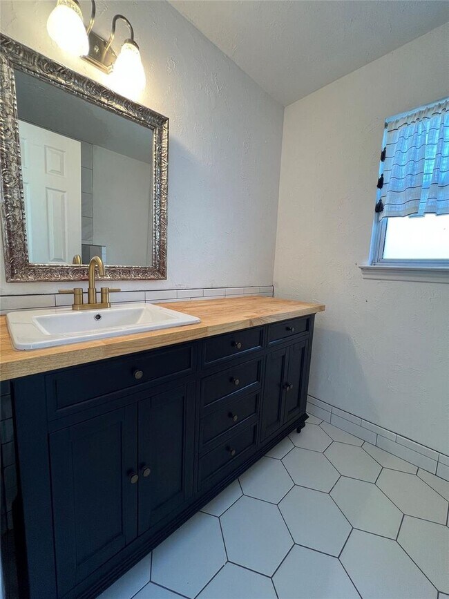 Building Photo - Amazing 3 Bed, 2 Bath Rental in Desirable Oakhurst Subdivision of Fort Worth- 76111