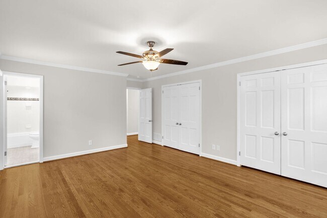 Building Photo - Classic Country Club Elegance