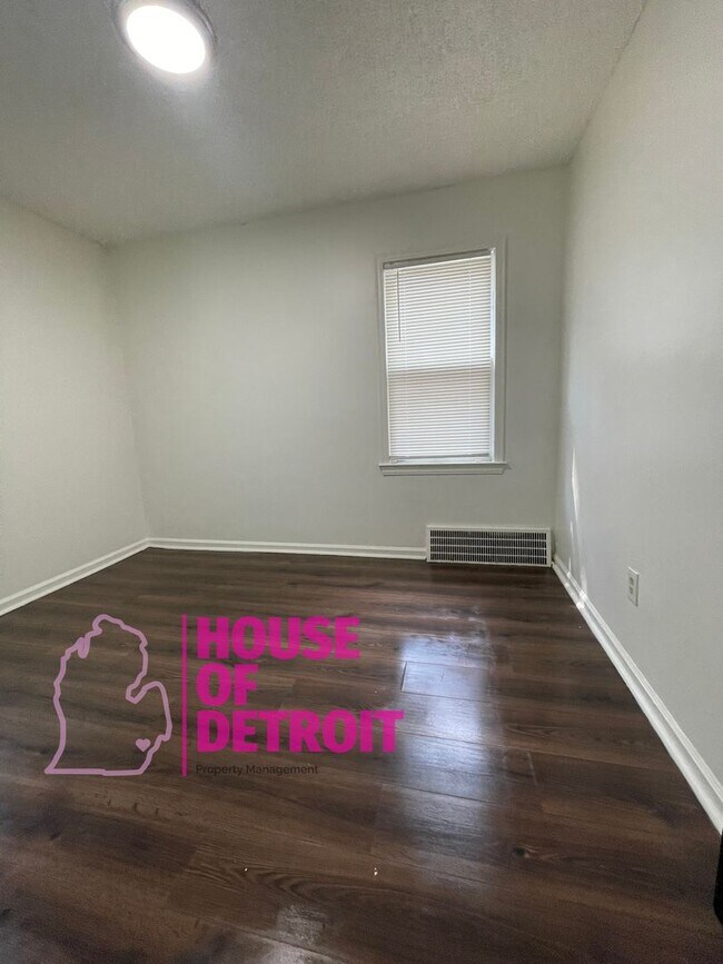 Building Photo - SUMMER SPECIAL~ 3 BEDROOM 1.5 BATH~ FREE P...