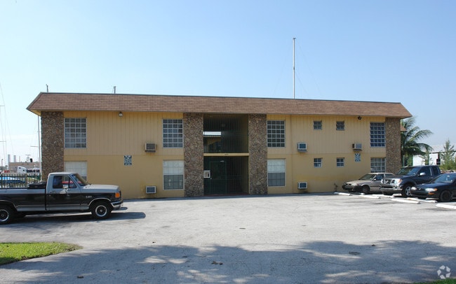 Building Photo - 2290 NW North River Dr