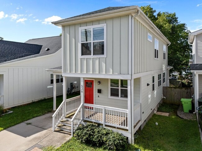 Building Photo - Modern 3 Bedroom home inside Downtown Raleigh, Fenced-in Backyard, Updated Kitchen, Pet Friendly!