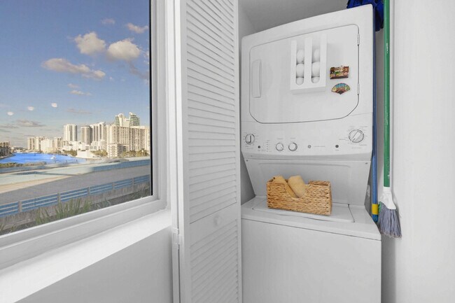 Building Photo - 2602 E Hallandale Beach Blvd