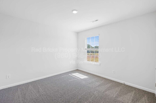 Building Photo - 1837 Vanderlyn St