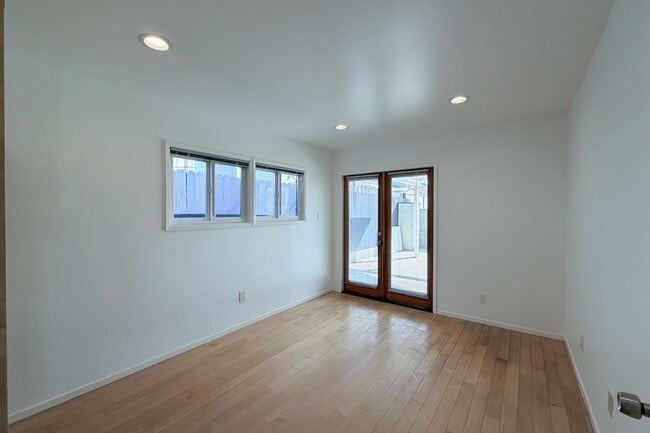 Building Photo - 3 bedrooms & 2 bathrooms |Duplex | Oxnard | Silverstrand Beach| Unfurnished