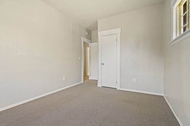 Building Photo - 709 McKenzie Ave