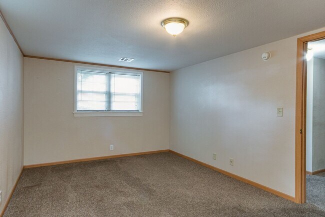Building Photo - #6 Bedroom House with Awesome Yard Plus Ga...