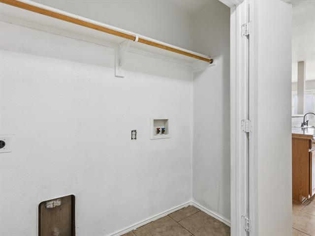 Building Photo - 10713 Many Oaks Dr