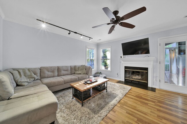 Building Photo - Spacious 4 Bed 2.5 bath Home in Davis Lake...
