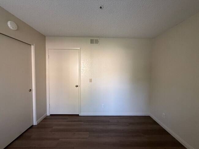 Building Photo - Downstairs Corner Condo in the Gated Commu...