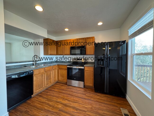 Building Photo - Amazing Draper Townhome with Mountain Views!