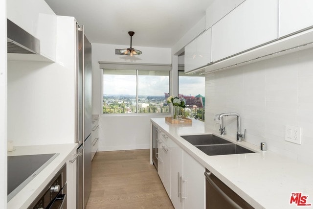 Building Photo - 838 N Doheny Dr