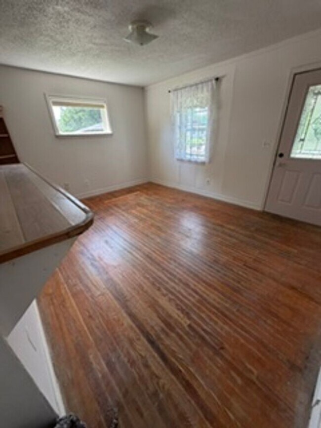Building Photo - 3 bedroom, 2 bath with huge den or bonus room