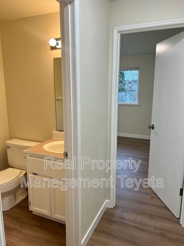 Building Photo - 902 S 22nd Ct