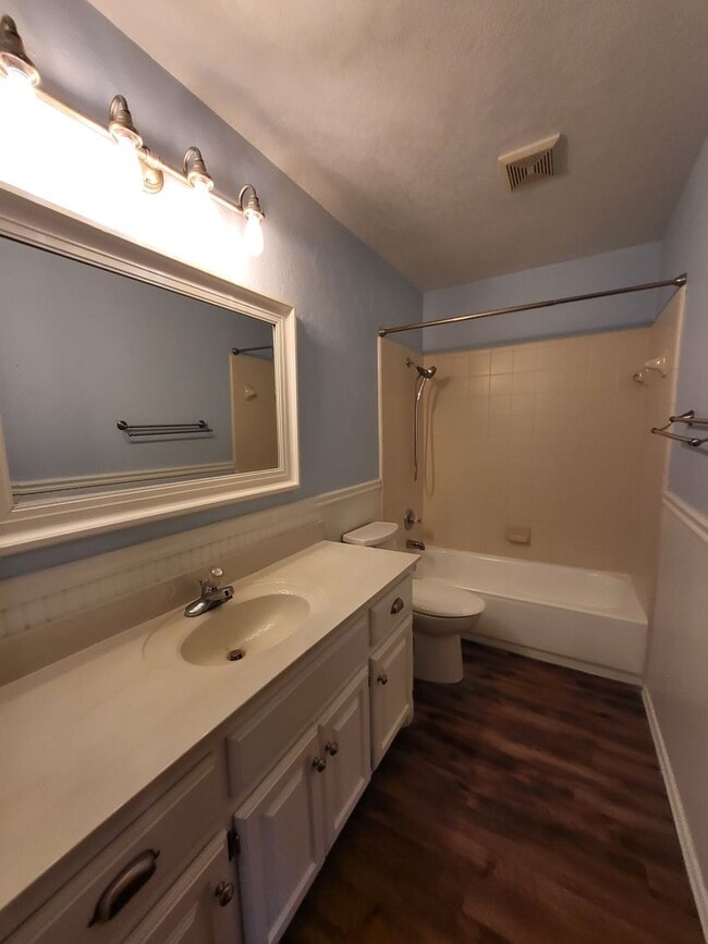 Building Photo - (3) Bed/(2) Bath + Study/Office in NW Norman! Storm Shelter! Neighborhood Pool!