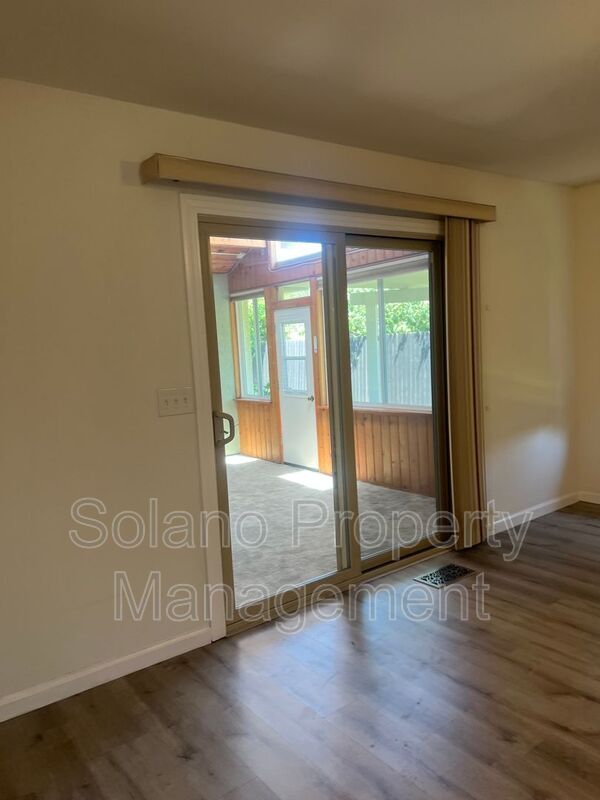 Building Photo - 142 Hillview Dr