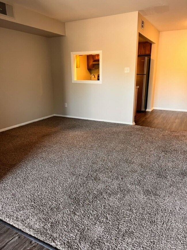 Building Photo - Spacious 1-Bedroom Apartment for Rent in C...