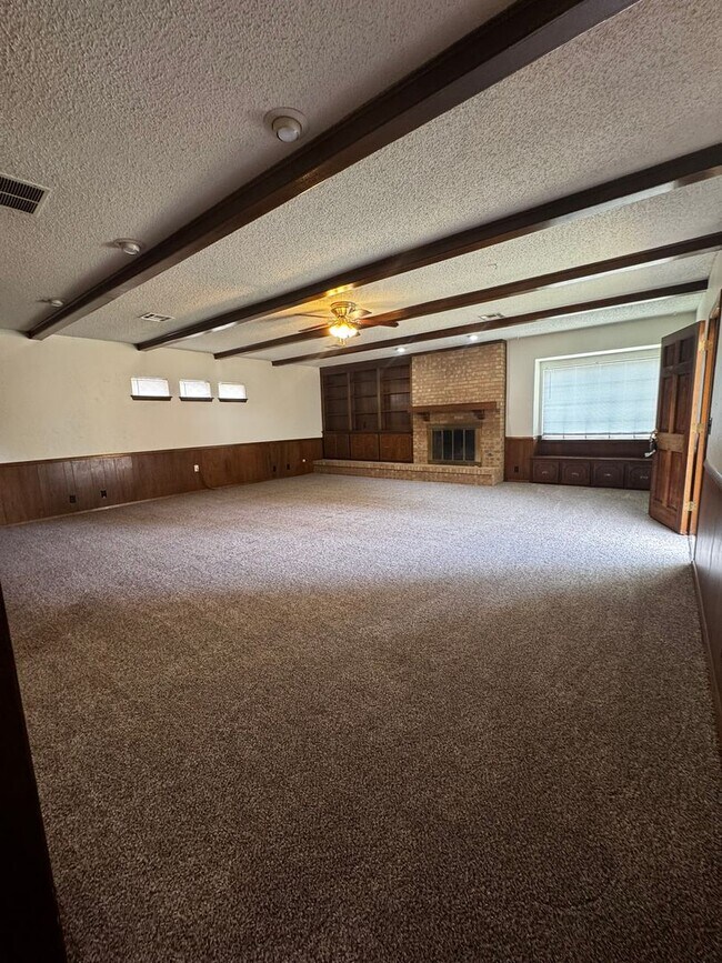 Building Photo - (3) Bed/(2) Bath with (2) Living Areas in MWC Avail NOW!