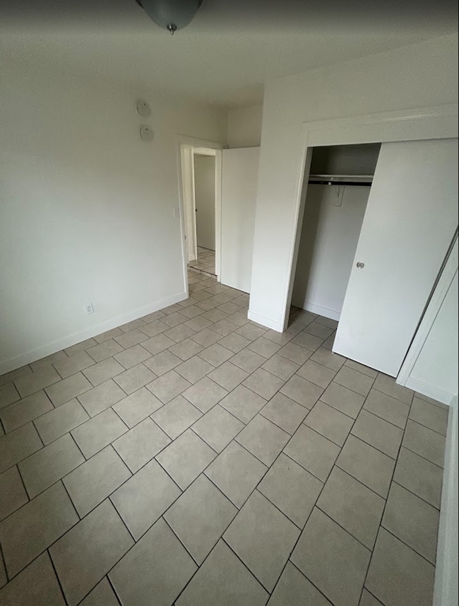 Building Photo - 1004- 06