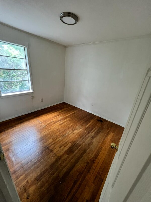 Building Photo - 519 Simpson Ave