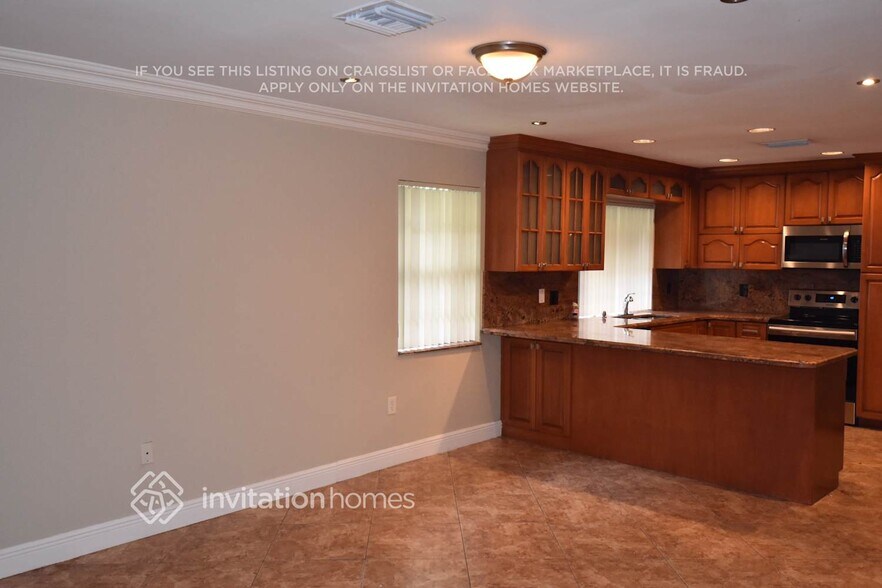 Building Photo - 9811 SW 13th Ct