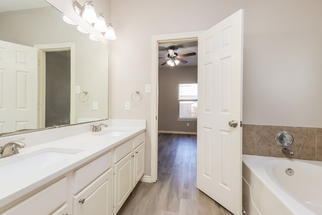 Building Photo - 10110 Berrybriar Ln