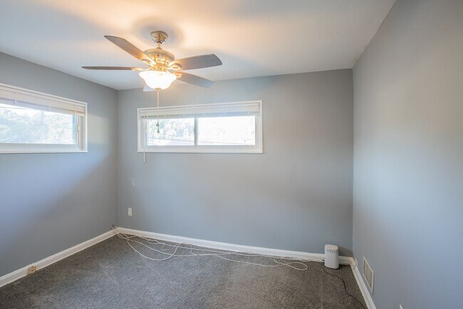 Building Photo - Amazing 4 BR/2 BA Semi-Detached Home in Ca...