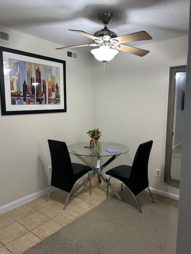 Building Photo - ***2 BED Condo Centrally located!!