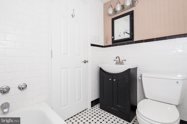 Building Photo - 246 S 22nd St