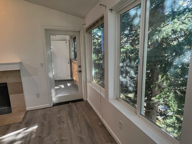 Building Photo - East Hill 2-bedroom top-floor unit w/s/g i...