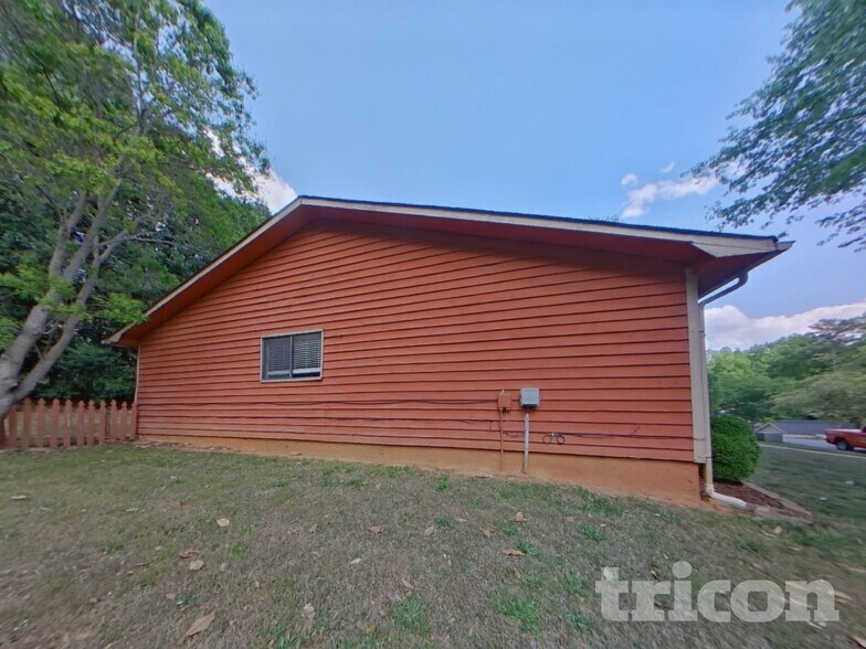 Building Photo - 9980 Lake Forest Way