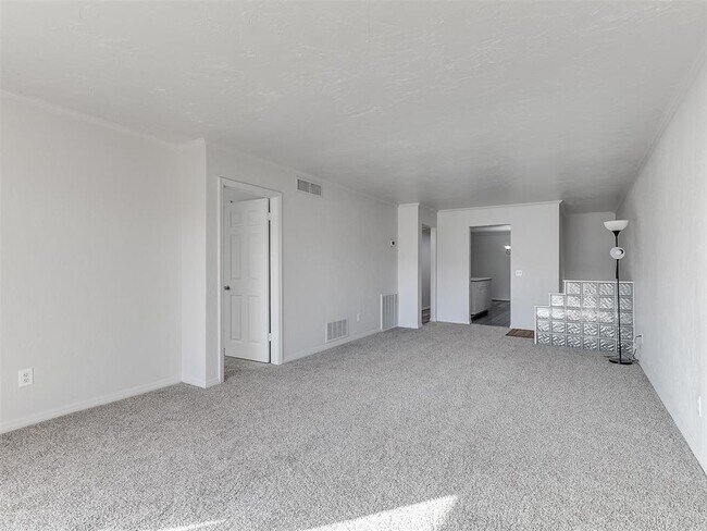 Building Photo - 6100 N Brookline Ave