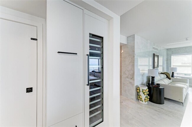 Building Photo - 603 Longboat Club Rd