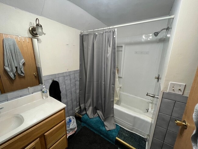 Building Photo - Duluth MN - 4 Bed - 1 Bath - Single Family...