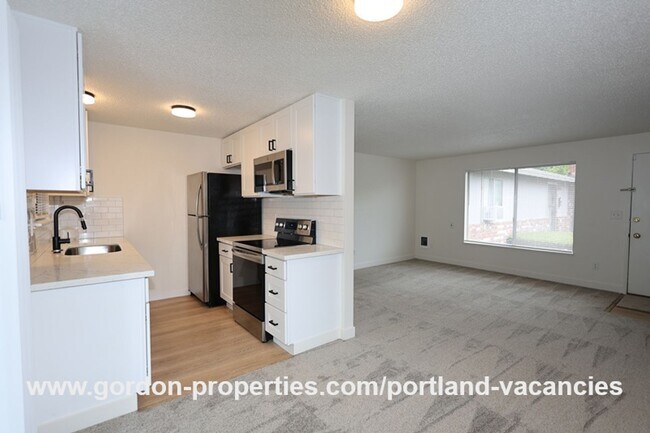 Building Photo - SE 15th Ave - remodeled 3 bedroom duplex w...