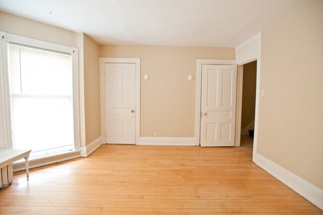 Building Photo - 2216 E Ivanhoe Pl