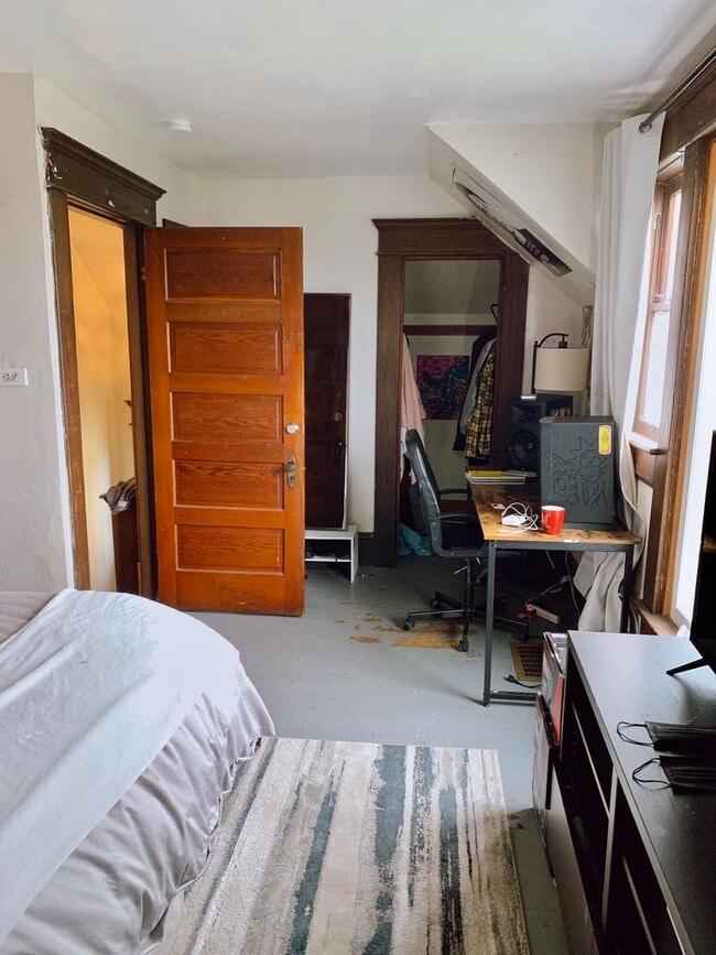 Building Photo - PRELEASE FOR AUG: 5 bdrm/2 bath near WWU and Downtown!