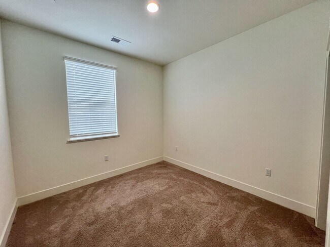 Building Photo - 1311 Chariot Rd