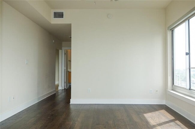Building Photo - 603 Davis St