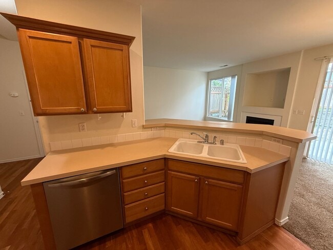 Building Photo - 4 Bed 3 Bath Gated Townhome Near Maplewood Golf