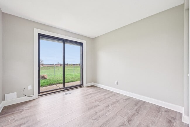 Building Photo - 1406 Busse Rd