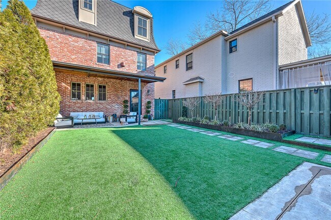 Building Photo - 242 SW D St