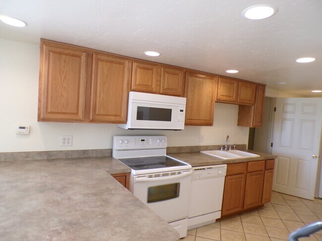 Building Photo - 552 S 800 W St