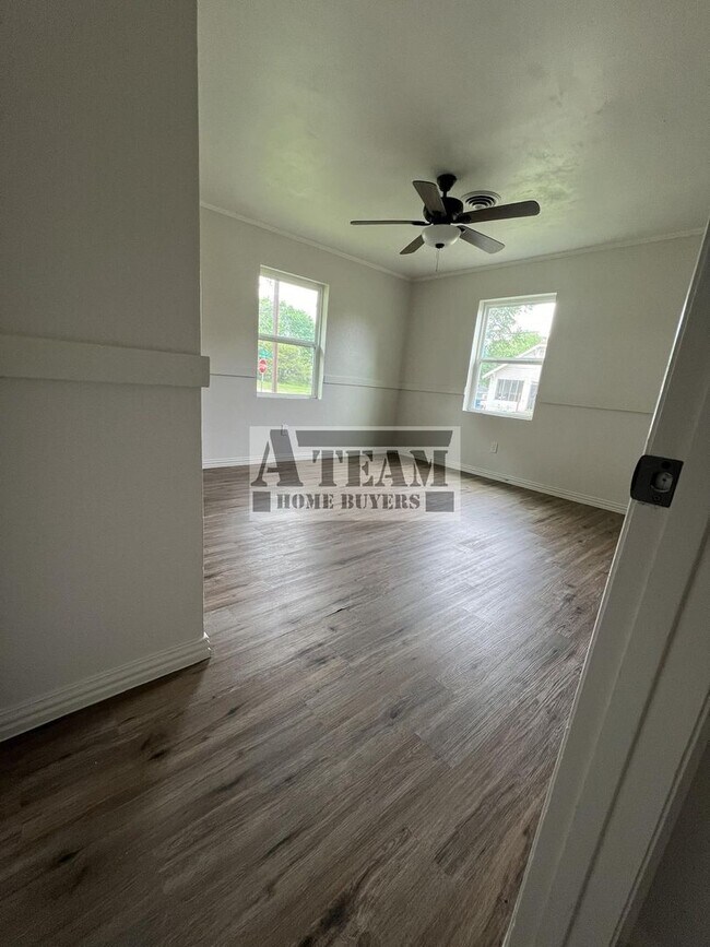 Building Photo - Updated 3 Bedroom 2 Bath Brick House in Tr...