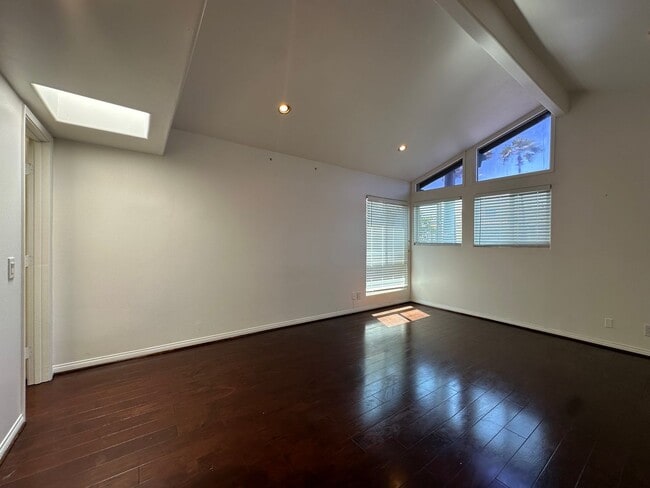 Building Photo - Huntington Beach Home
