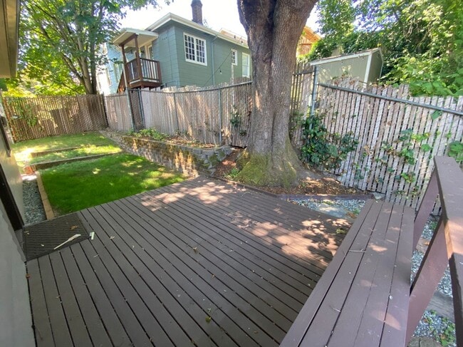 Building Photo - Beautiful Craftsman 5 bed 1 bath home with...