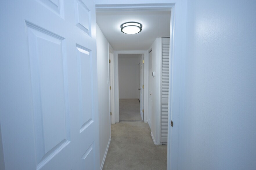 Building Photo - 930 Beau Dr