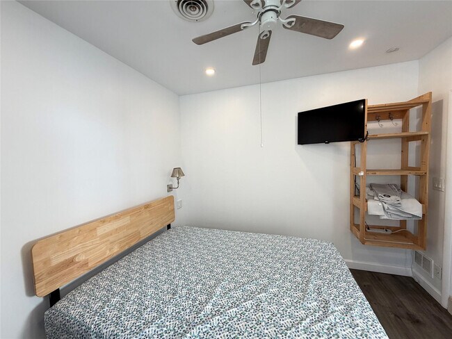 Building Photo - 101 SE 14th Pl