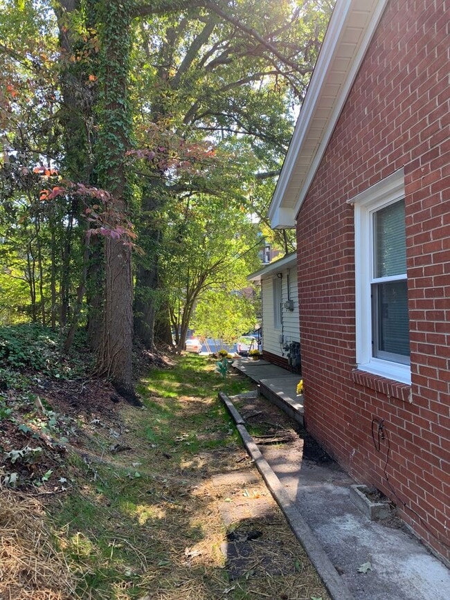 Building Photo - 2 bedroom Grid House for rent!
