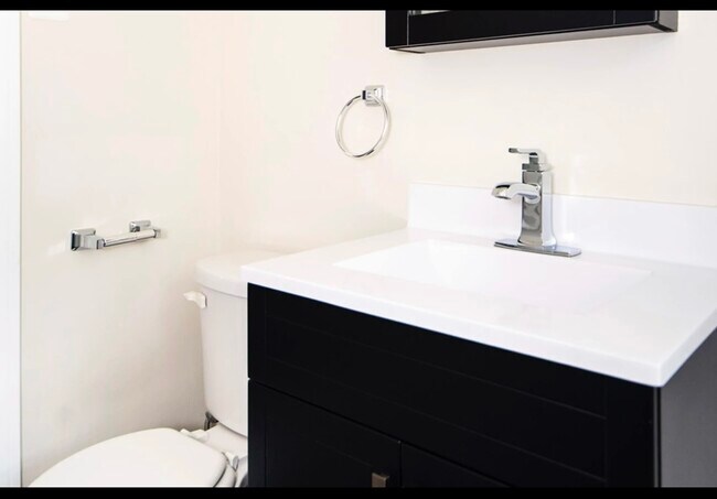 Building Photo - 3821 N Greenview Ave